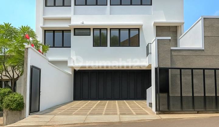 Brandnew Design Minimalis Tropis, Bangunan 3 Lantai Plus Rooftop