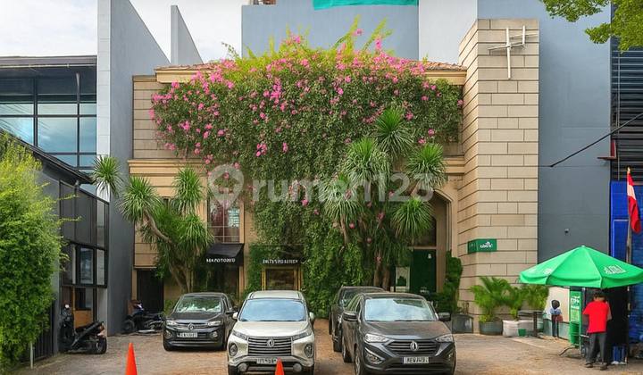 Ruang Usaha 3 Lantai, Lokasi Strategis, Cocok Untuk Investasi