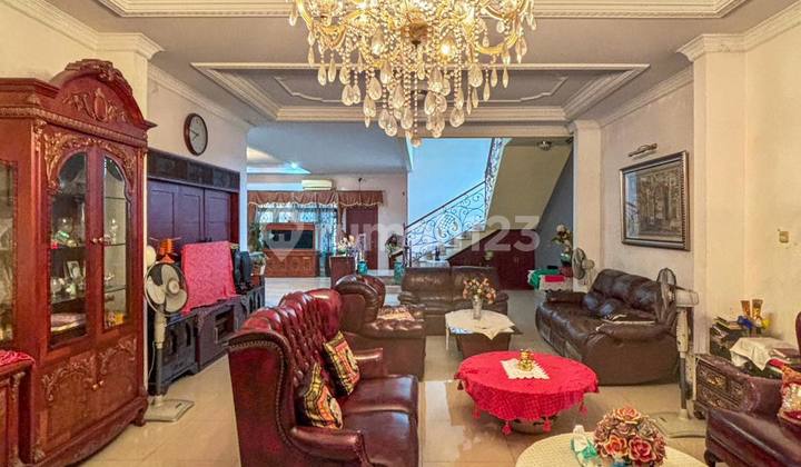 Lokasi Strategis, Bangunan 2 Lantai Terawat Dan Siap Huni 2