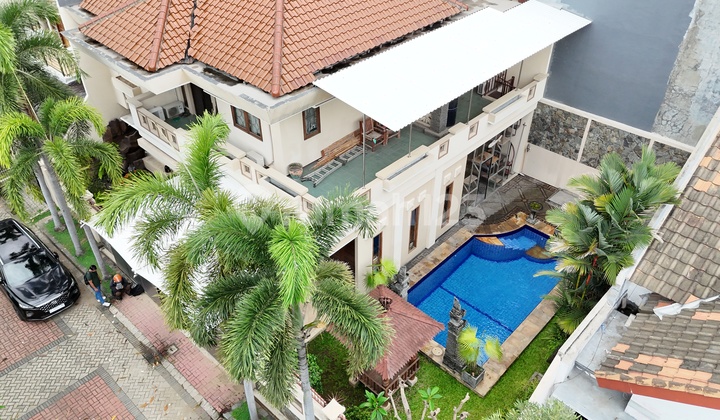 Dijual Rumah Classic Mewah dengan Private Pool di Citraland Surabaya
