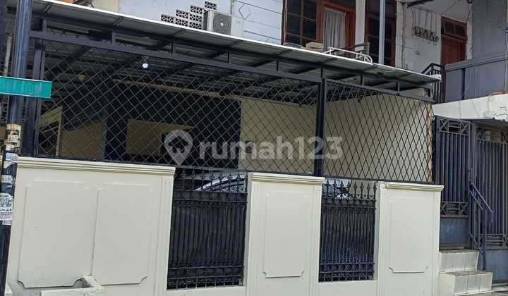 Cocok untuk Investasi! Rumah Kost 2Lt Hoek di Kayu Putih, Jaktim