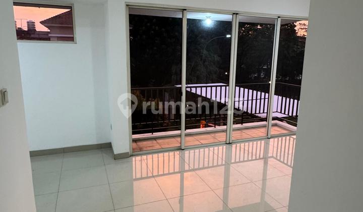 Rumah Hoek Disewakan Besar di Residence One Dekat Binus Rumah Hoek Disewakan Besar di Residence One Dekat Binus