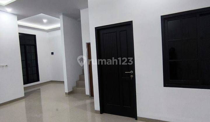 Rumah Strategis 2 Lantai Di Jakarta Timur  2