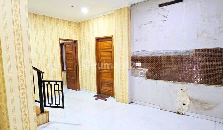 Rumah Strategis 4 Lantai Bagus di Komplek Mekarsari Residence 2