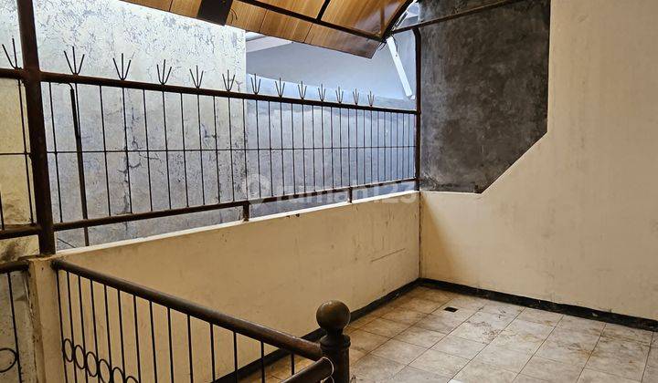 teras rumah bagus terawat siap huni