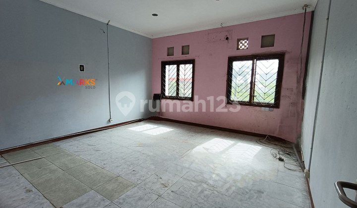 For rent: shop house in the Solo Baru business area.