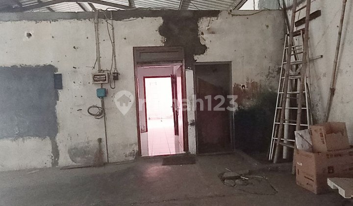 For rent Warehouse in Pucangsawit-Jebres, access for 2 cars/trucks.