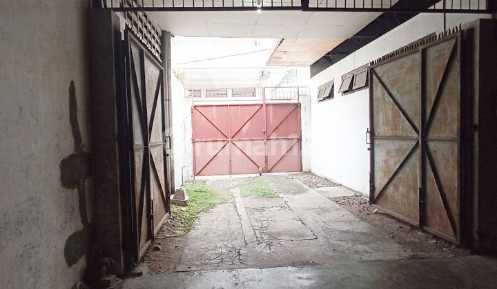 For rent Warehouse in Pucangsawit-Jebres, access for 2 cars/trucks.