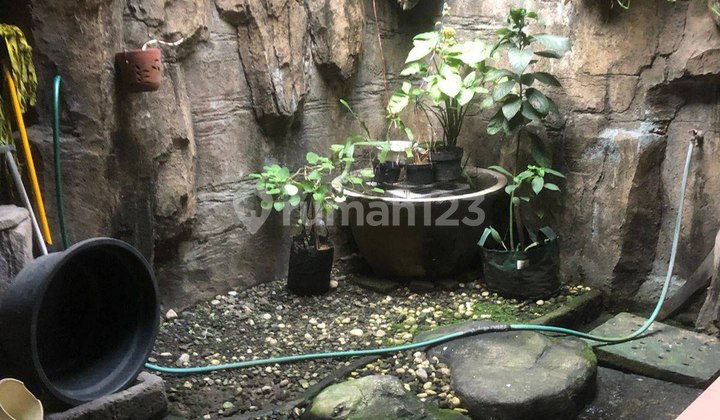 Dijual Rumah 2 Lantai di jalan utama daerah Mangkuyudan, Laweyan .