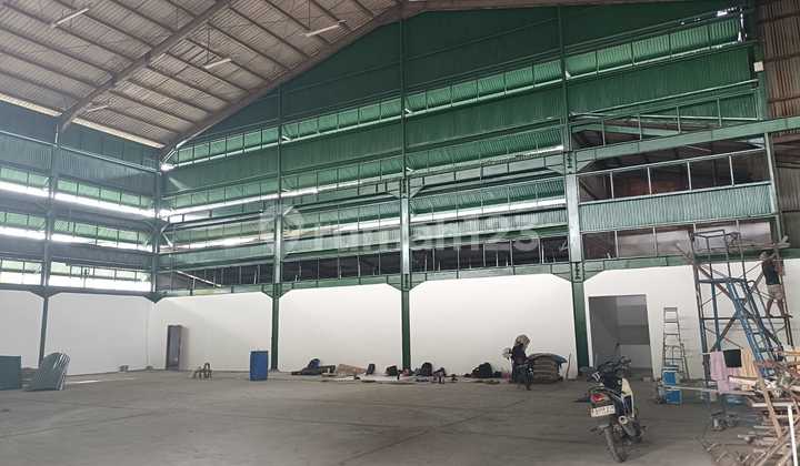 Warehouse for Rent Near Soetta Airport, Tangerang City. Warehouse Area: 697m². Land Area: 1,300m². Strategic Location Near Soetta Airport. Office Space Available - Warehouse Wall Height +/- 11.63 Meters - Roof Height +/- 14 Meters - Toilet Facilities Inside the Warehouse - Good Condition.