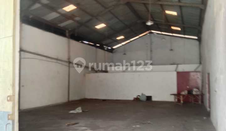 For Rent: Ready-to-Use Warehouse with Extensive Parking in Cikupa, Tangerang.  
Land Area: 4,000 m²  
Building Area: 600 m²  
40ft Container Available  
Near Cikupa Balaraja Toll Access  
Electricity: 131 Kva  
Water: Municipal Supply  
Price: 600 million/2 Years (Negotiable Until Deal)  
Contact: SIMON 081328682686 Era Fiesta