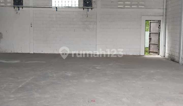 For Rent Warehouse in Taman Tekno, BSD City
Land Area: 300m²
Building Area: 216m²
Electricity: 4,400 Watt
There is still empty land in the back area
6x6m Office (2 Floors)
1 AC Unit for the Office
2 Exhaust Units
Security Post in Front
Neat, Clean, and Free Warehouse Area For Rent Warehouse in Taman Tekno, BSD City
Land Area: 300m²
Building Area: 216m²
Electricity: 4,400 Watt
There is still empty land in the back area
6x6m Office (2 Floors)
1 AC Unit for the Office
2 Exhaust Units
Security Post in Front
Neat, Clean, and Free Warehouse Area