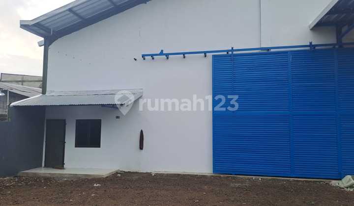 *New Renovated Warehouse for Rent on Serang Cikupa Main Road*
* Land: 1000m²
* Warehouse: 720m²
* Electricity: 6600w (can be increased)
* Water: Jet pump
* Located on main road
* 40ft container accessible
* Very close to Merak Toll Gate
* Toilets: 3
* Price: 850 million / 2 Years (negotiable until deal)*