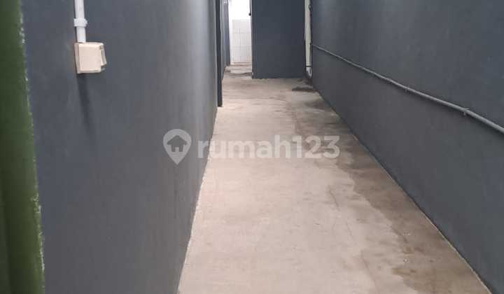 *For Rent New Renovated Warehouse Jl Raya Serang Cikupa*  
Land Area: 1000m²  
Warehouse Area: 720m²  
Electricity: 6600w (Can Be Increased)  
Water: Jet Pump  
Located on Main Road  
40ft Container Accessible  
Very Close to Merak Toll Gate  
Toilets: 3  
Price: 850 Million / 2 Years (Negotiable Until Deal)