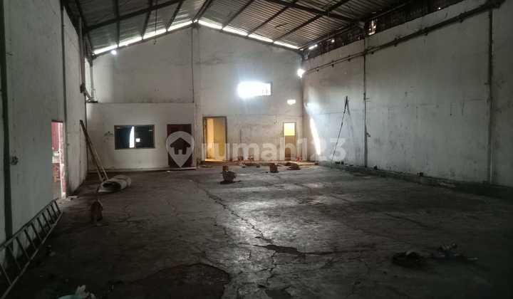 For Rent: Ready-to-Use Warehouse with Extensive Parking in Cikupa, Tangerang  
Land Area: 4000 m²  
Building Area: 600 m²  
40ft Container  
Close to Cikupa Balaraja Toll Access  
Electricity: 131 Kva  
Water: PAM (Municipal Water)  
Price: 600M/2 Years (Negotiable Until Deal)  
Contact: SIMON 081328682686 Era Fiesta