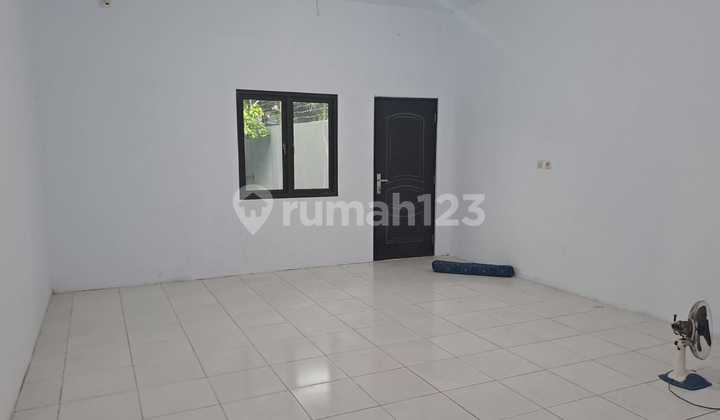 *New Renovated Warehouse for Rent on Serang Cikupa Main Road*
* Land: 1000m²
* Warehouse: 720m²
* Electricity: 6600w (can be increased)
* Water: Jet pump
* Located on main road
* 40ft container accessible
* Very close to Merak Toll Gate
* Toilets: 3
* Price: 850 million / 2 Years (negotiable until deal)*