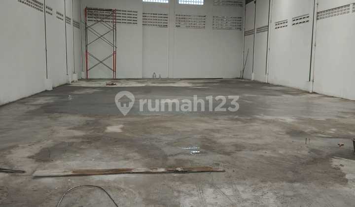 For Rent: Newly Renovated Warehouse on Cipondoh Main Road, Tangerang, with Office. Land Area: approx. 450m², Building Area: 360m² (12x30), Office Area: 60m² (separate). Electricity: 66,000 Watts, 40ft Container. Warehouse ready for use, near Kunciran Bandara Toll Gate. Price: 260 million/year.