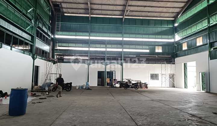 Warehouse for Rent Near Soetta Airport, Tangerang City. Warehouse Area: 697m². Land Area: 1,300m². Strategic Location Near Soetta Airport. Includes Office Space - Warehouse Wall Height +/- 11.63 Meters - Roof Height +/- 14 Meters - Toilet Facilities Inside the Warehouse - Condition: