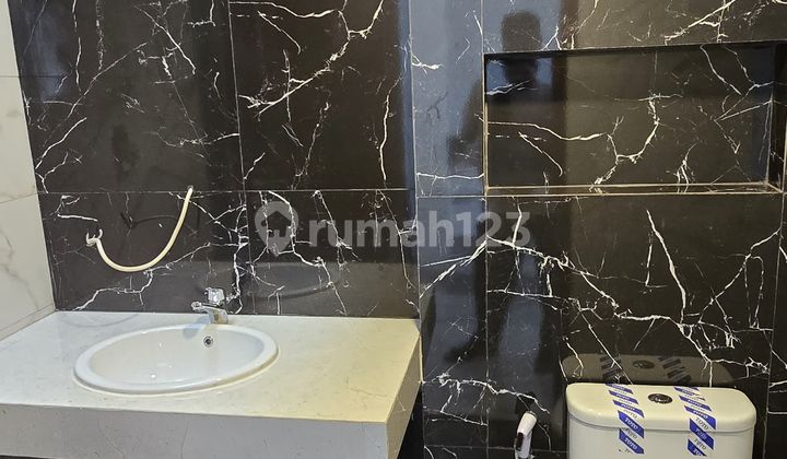 Dijual Rumah Baru Semi Furnished 2 1/2 Lantai Di Kalimanggis 2