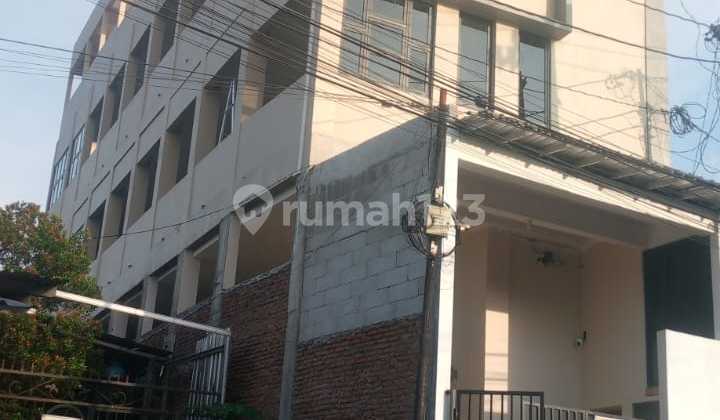 DIJUAL RUMAH KOS TIGA LANTAI BAGUS DAN MASIH AKTIF