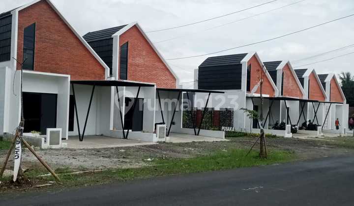 Commercial House Directly Facing Main Road, Corner Position, Only One Unit Available. Commercial House Directly Facing Main Road, Corner Position, Only One Unit Available.