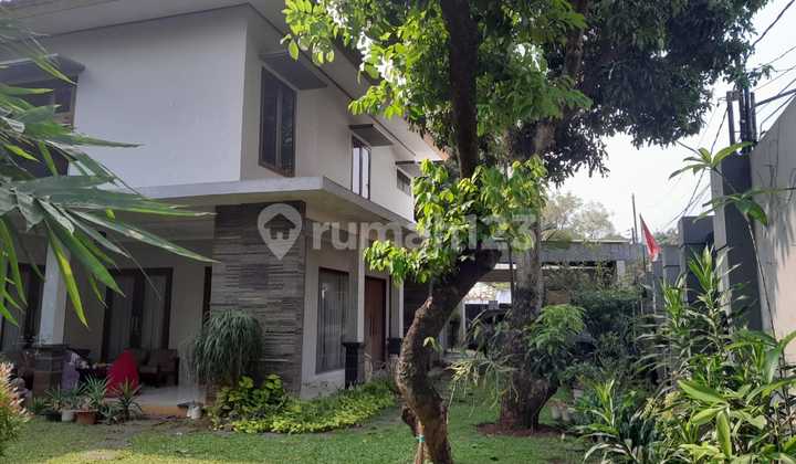 Rumah di Cilandak dengan Taman Luas