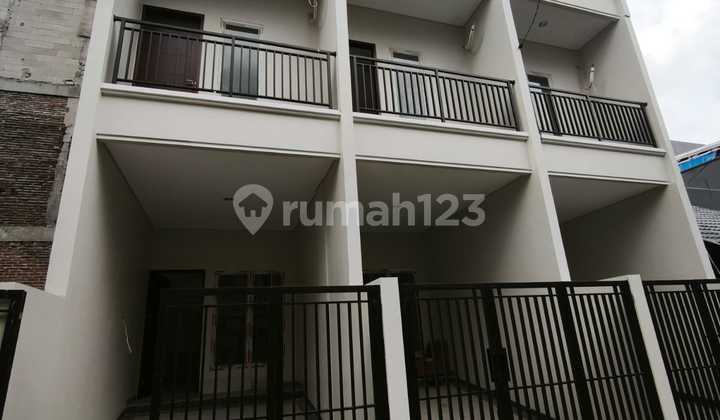 Rumah Cantik Masih Baru Tiga Lantai Duri Kepa