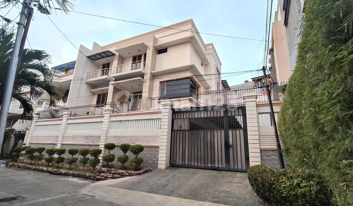 Rumah Mewah Empat Lantai Area Jelambar Rumah Mewah Empat Lantai Area Jelambar