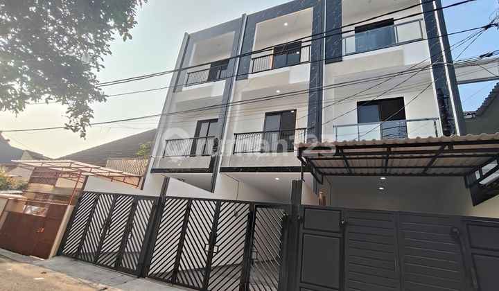 Rumah Tiga Lantai Area Duri Kepa