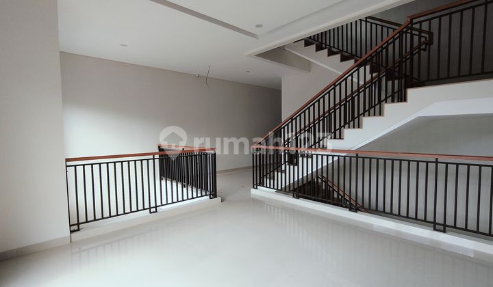 Rumah Empat Lantai Mewah Palmerah 2