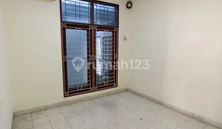 Rumah Disewakan Satu Setengah Lantai Area Sunrise Garden 2