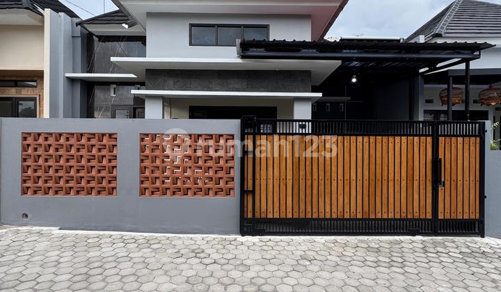 Rumah Minimalis Modern Dalam Cluster 20 Unit