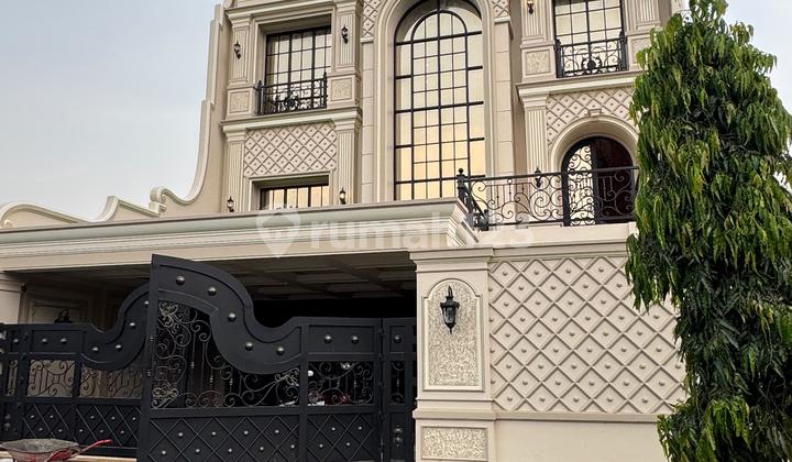 Luxury House in Jogja with Elevator Near Malioboro Luxury House in Jogja with Elevator Near Malioboro