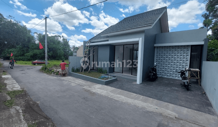 Rumah Modern Minimalis Bagus di Jalan Kaliurang KM 10 dekat pasar Gentan, Sleman 2