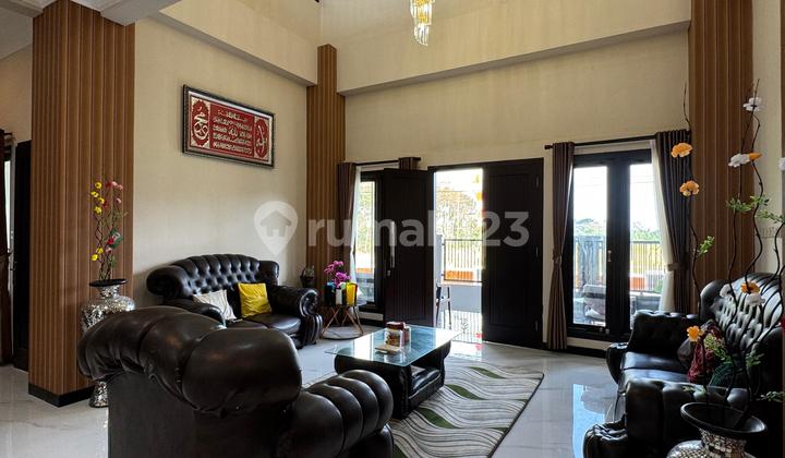 Luxurious House with Swimming Pool in Maguwoharjo Luxurious House with Swimming Pool in Maguwoharjo