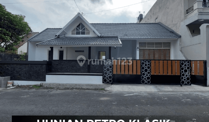 Rumah Dijual Klasik Retro Mewah di Perum Jakal KM 12 Jl Besi Jangkak, Sleman 1