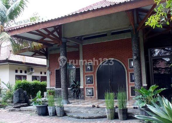 Rumah Dengan Halaman Luas Dan Kolam Renang Di Sawangan Depok 2