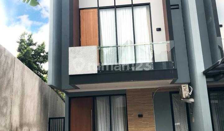 Dijual Cepat Rumah2 Lantai dengan Kolam Renangdi Jagakarsa Jakarta Selatan