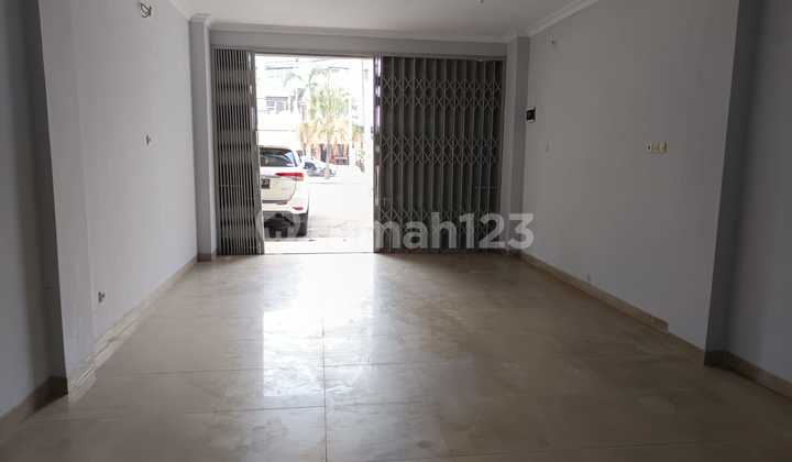 Rumah Disewakan Lokasi Strategis Cocok Untuk Semua Jenis Usaha di Boulevard, Harapan Indah 1