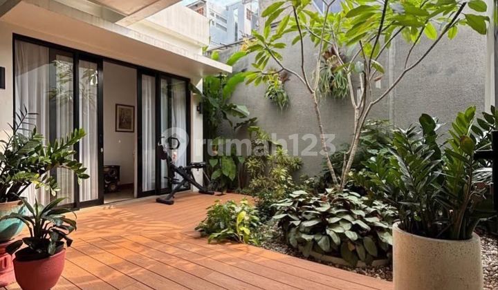Rumah Tropis Cantik 2 Lantai Dalam Komplek Kebayoran Lama Dekat Senayan