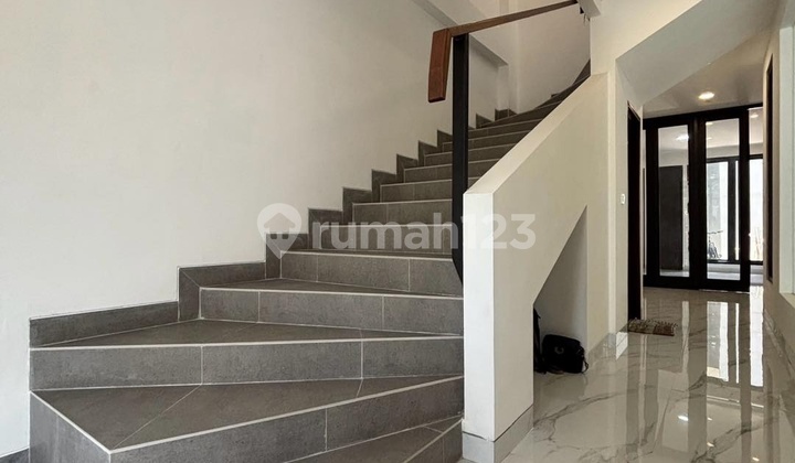 Bangunan Baru 3 Lantai Plus Rooftop Dalam Cluster Dekat Senayan 2