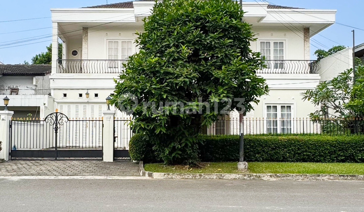 Classic House with Large Pool in the Exclusive Pondok Indah Complex