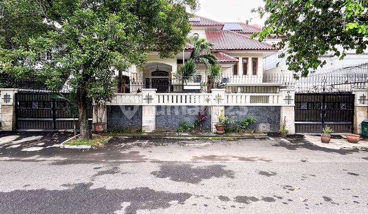 Rumah 3 Lantai Terawat Lokasi Nyaman Jalan Lebar Kebayoran Baru Rumah 3 Lantai Terawat Lokasi Nyaman Jalan Lebar Kebayoran Baru