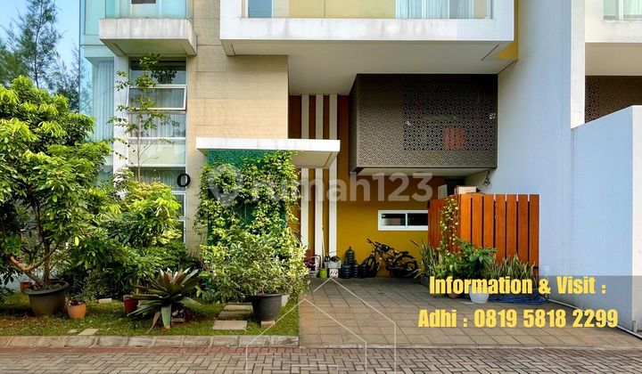 Private Pool Inside Townhouse Near Toll Road and KRL Access Private Pool Inside Townhouse Near Toll Road and KRL Access