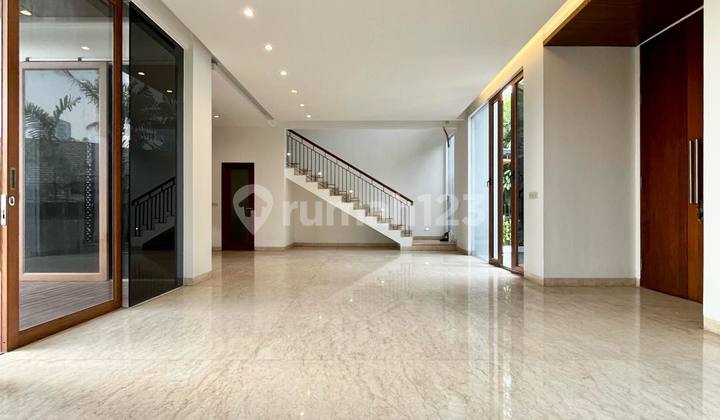 3-Story House with Spacious Yard in Kuningan Business District, Jakarta 2