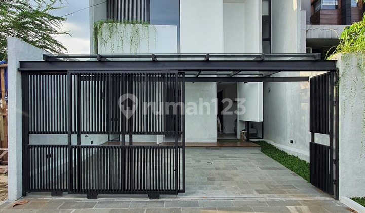 Rumah Tropis Baru Dalam Kompleks Jalan Lebar Cinere
