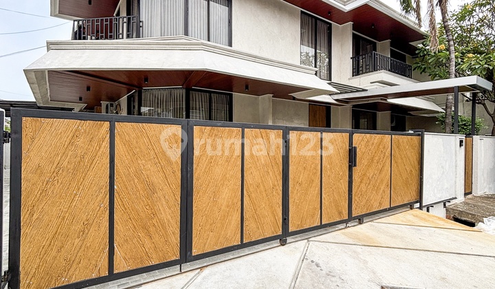 Rumah 2 Lantai Dalam Komplek Elit Pondok Indah Baru Renovasi Siap Huni