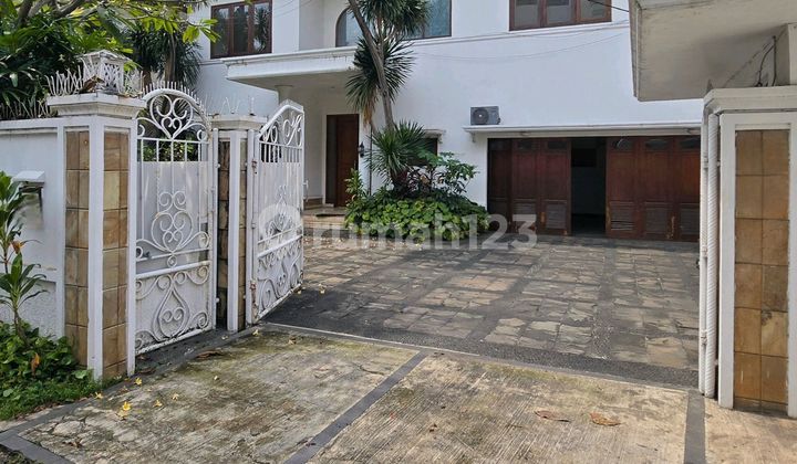 Rumah Luas 2 Lantai Halaman Lebar Kolam Renang Di Kemang