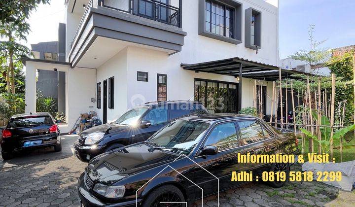 Rumah Dekat Senayan Gaya Industrial Halaman Luas 1