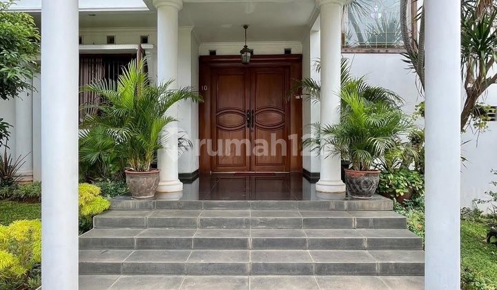 A House With a Large Yard in the Pejaten Complex 2